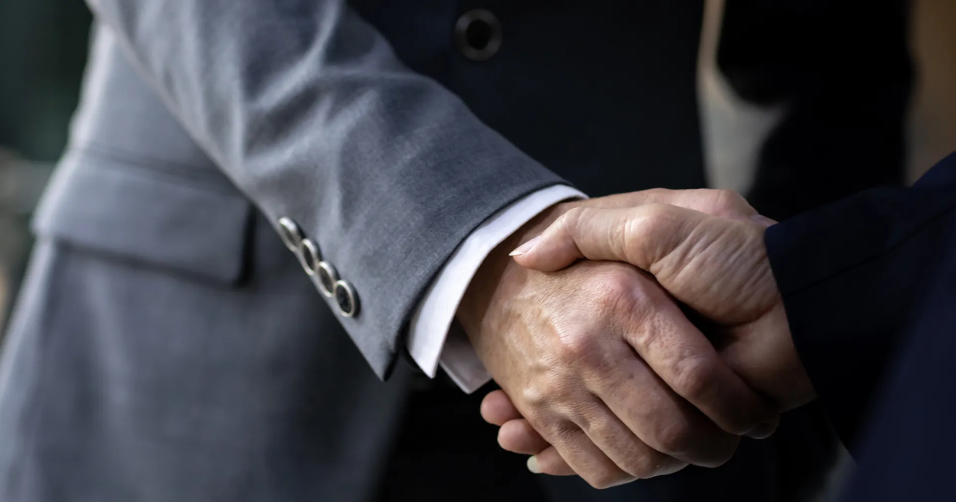 ondernmers schudden elkaar de hand