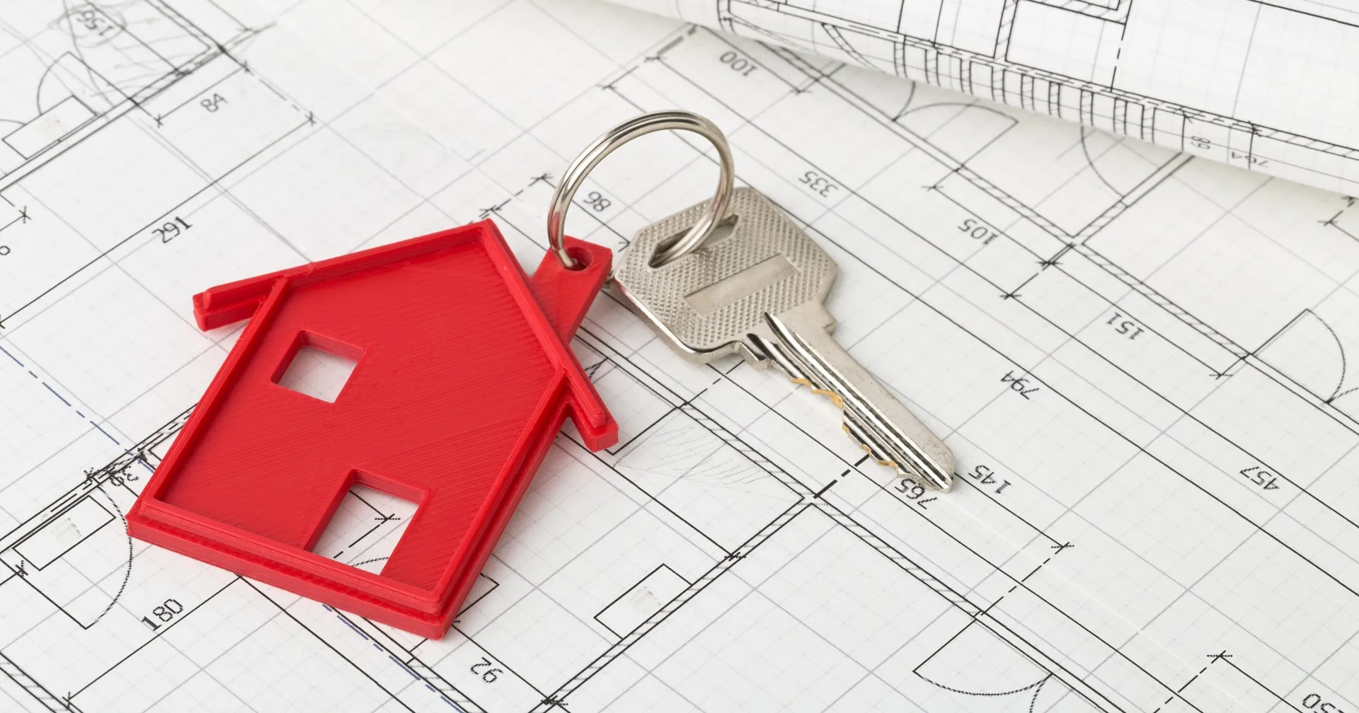 Sleutel met rode hanger in de vorm van een huis
