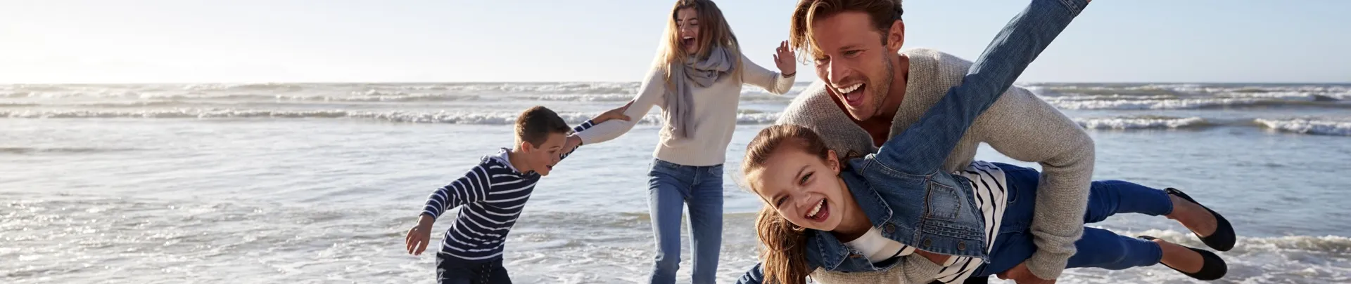 Gezin maakt lol aan het strand