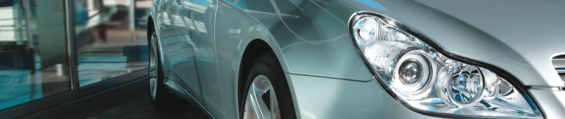 Linker voorzijde zilvergrijze luxe auto