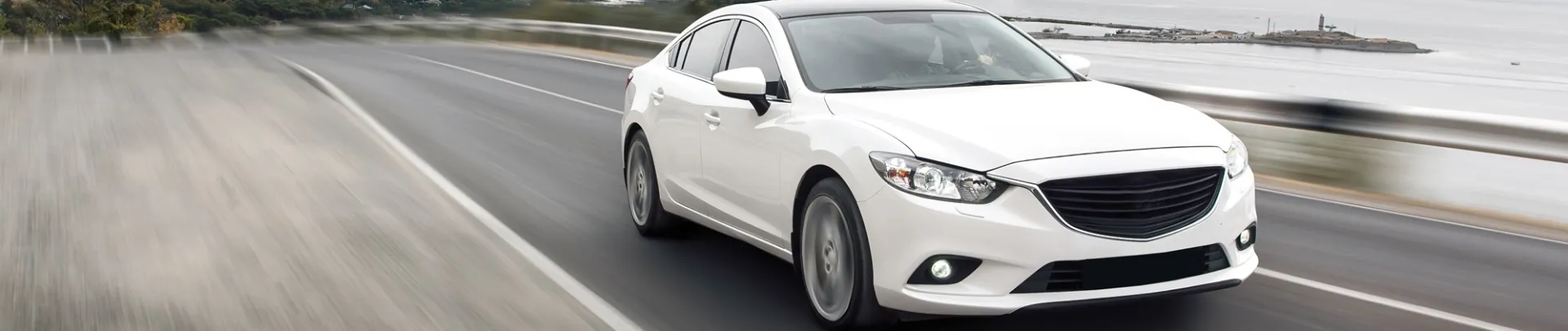 Witte auto rijdt op de weg